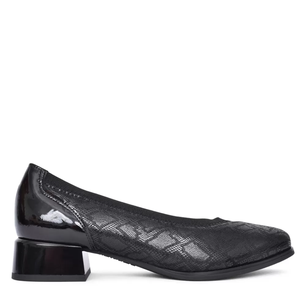 Ladies PITILLOS Ladies 5424 Low Heel Court Shoe In Black Interest