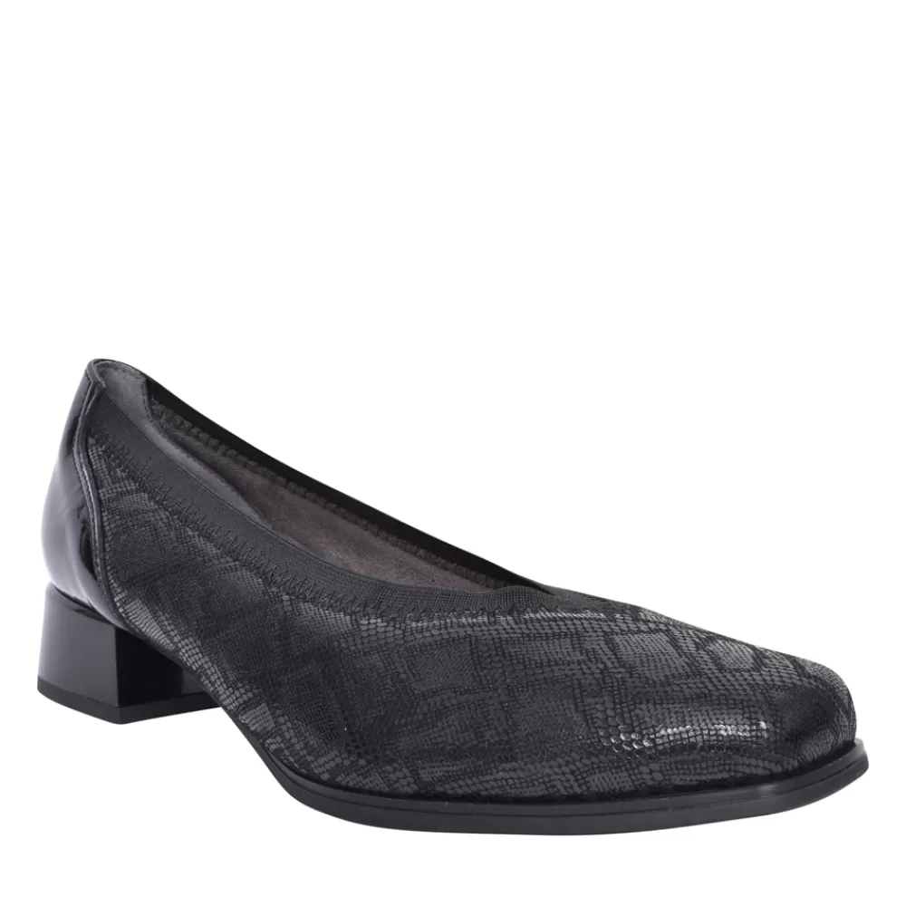 Ladies PITILLOS Ladies 5424 Low Heel Court Shoe In Black Interest